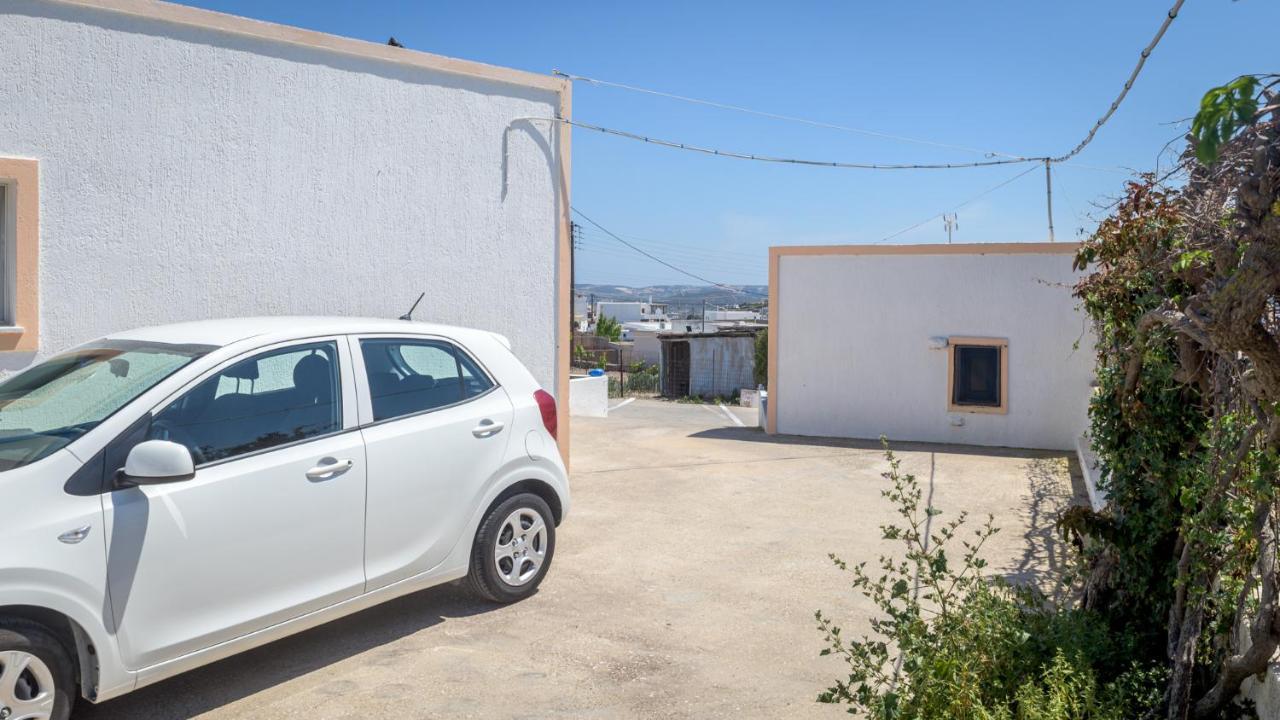 Limestone In Milos Triovasálos 외부 사진